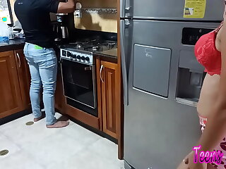 Tengo sexo con mi hermanastro en la cocina - mientras que mis padrastros salen de casa yo como puta caliente sedusco a mi hermanstro para que me folle  me llene mi co&ntilde;o de su esperma