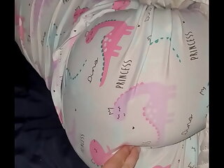 Mi pervertido hermanastro entra a mi habitaci&oacute;n durante la noche y me quita la virginidad anal&period; &excl;Oh no&excl; &excl;mi culo est&aacute; muy apretado&excl; &excl;s&aacute;came tu verga&comma; por favor&excl;