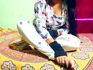 गांव की देसी स्कूल जाने वाली लड़की को चोदा कर चूत गीली कर दी